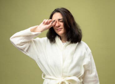 ¿Párpados hinchados al despertar? 4 trucos fríos para mejorar la mirada