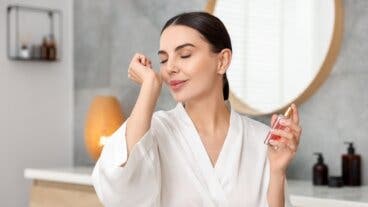 Haz que tu perfume dure más con el truco del layering en capas