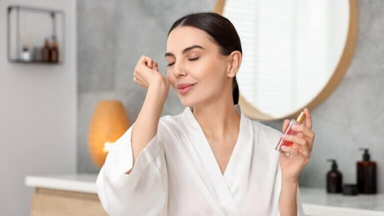 Haz que tu perfume dure más con el truco del layering en capas