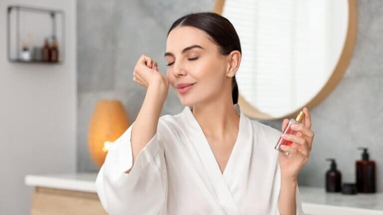 Haz que tu perfume dure más con el truco del layering en capas