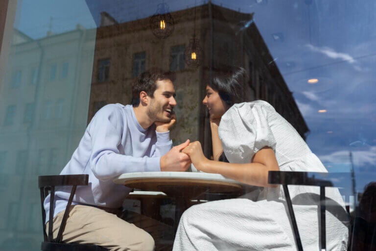 Las 6 preguntas que salvan una cita cuando la conversación se empieza a morir
