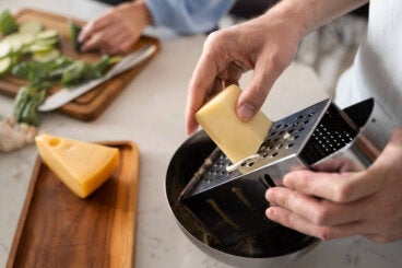 Cómo rallar queso fresco y otros 5 trucos de cocina que debes saber