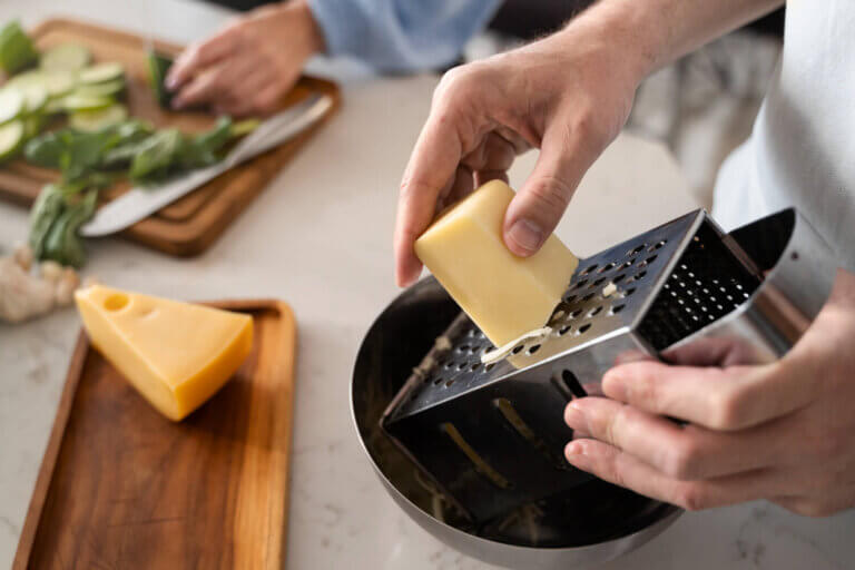 Cómo rallar queso fresco y otros 5 trucos de cocina que debes saber