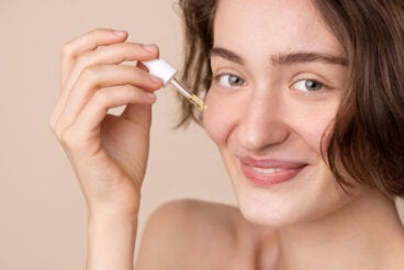 Cómo aplicar vitamina C por la mañana para una piel más luminosa