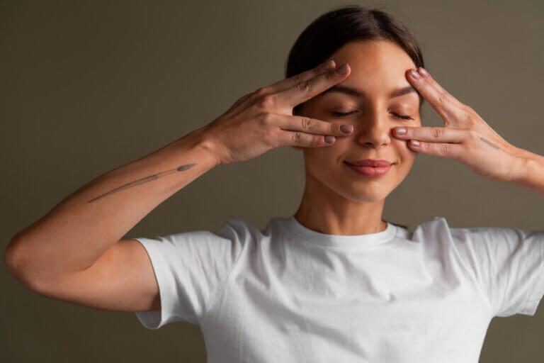 Yoga facial: 5 ejercicios que sí ayudan a mejorar la firmeza del rostro