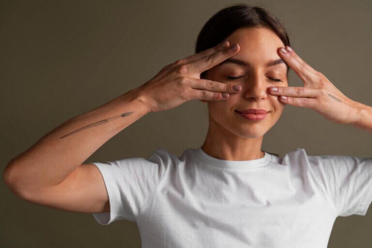 Yoga facial: 5 ejercicios que sí ayudan a mejorar la firmeza del rostro