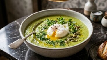 Crema de verduras con huevo o queso: el detalle que evita que parezca poca cena