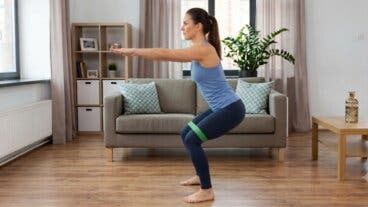 Mini circuito con banda corta: 5 ejercicios de glúteos para entrenar cuando tienes poco tiempo