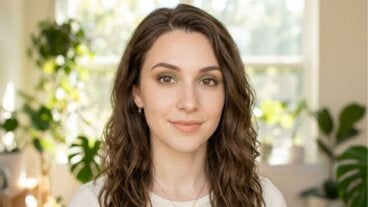Ojos marrones más definidos: el tono oliva suave que funciona como neutro elegante