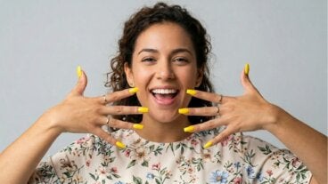 Manos iluminadas en verano: 10 uñas en tono amarillo que están en tendencia