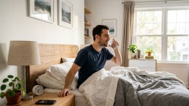 Un vaso junto a la cama: el gesto nocturno que hace más fácil empezar la mañana
