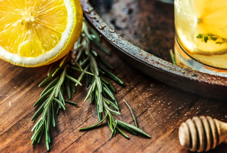 Mezclar aceite de oliva, romero y cáscara de naranja: el truco natural para perfumar el hogar
