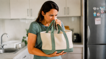 Olor raro en las bolsas del supermercado: errores de lavado y secado que las empeoran