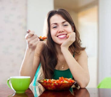 ¿Comes rápido sin darte cuenta? Ajustes simples en la mesa que te ayudan a frenar