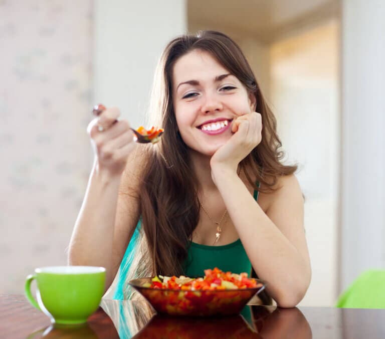 ¿Comes rápido sin darte cuenta? Ajustes simples en la mesa que te ayudan a frenar
