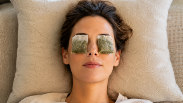 Cómo hacer compresas frías de té verde para los ojos cansados al final del día