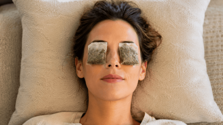 Cómo hacer compresas frías de té verde para los ojos cansados al final del día