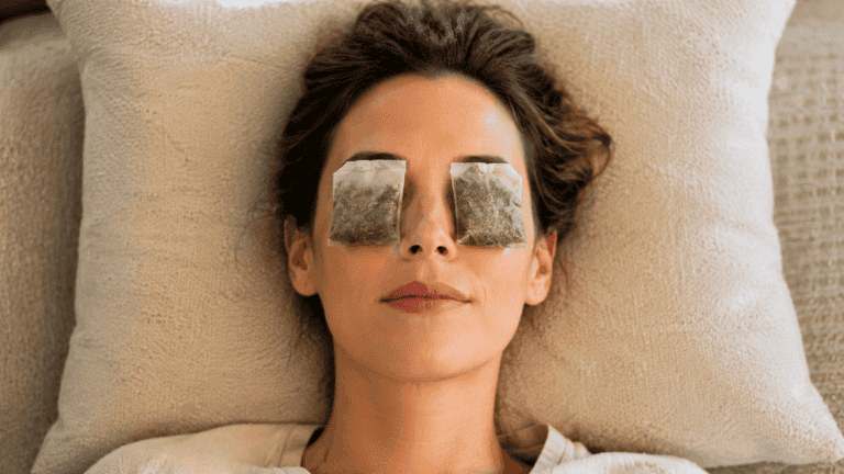Cómo hacer compresas frías de té verde para los ojos cansados al final del día