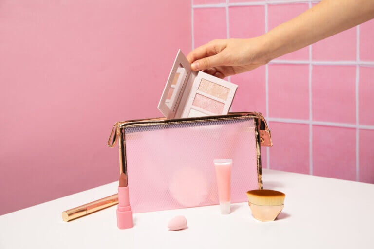 Por qué no conviene guardar el maquillaje donde hay humedad