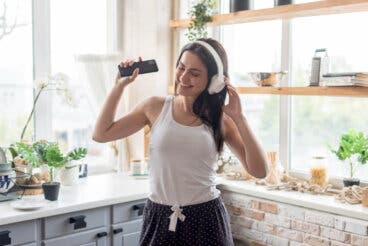Música para limpiar mejor: qué tipo elegir según la tarea y el tiempo disponible