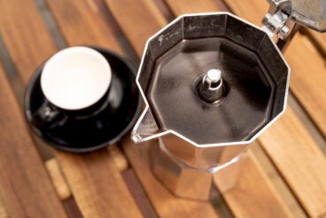 Cafetera italiana con residuo aceitoso: limpieza simple para que el café no sepa viejo