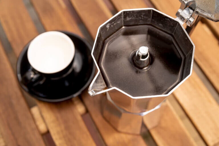 Cafetera italiana con residuo aceitoso: limpieza simple para que el café no sepa viejo