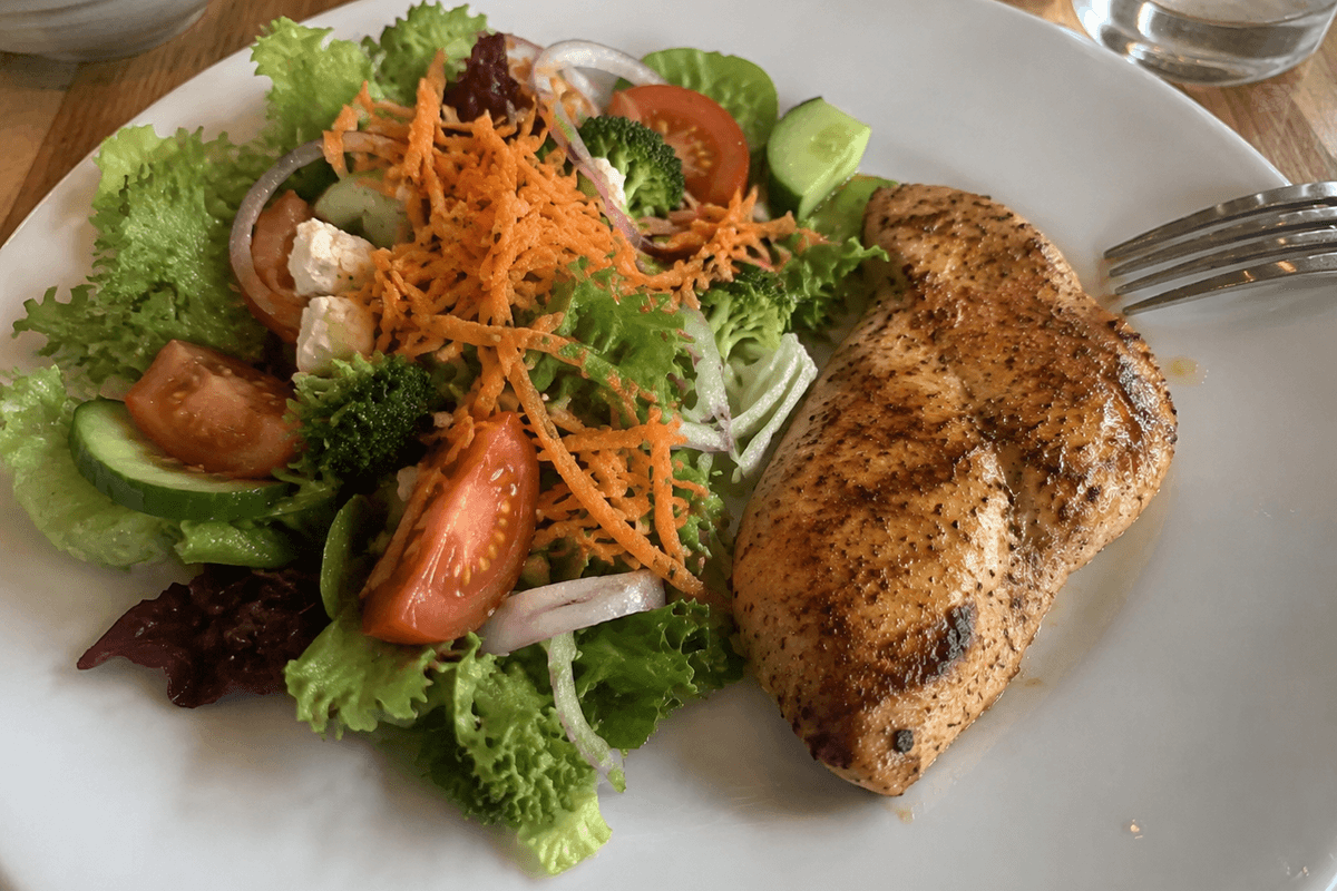 Pollo con ensalada