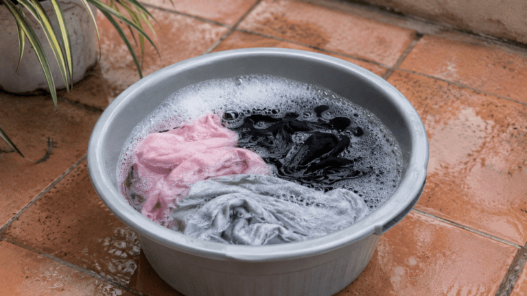 Cómo lavar ropa delicada sin lavadora (paso a paso) y sin estropear tus prendas