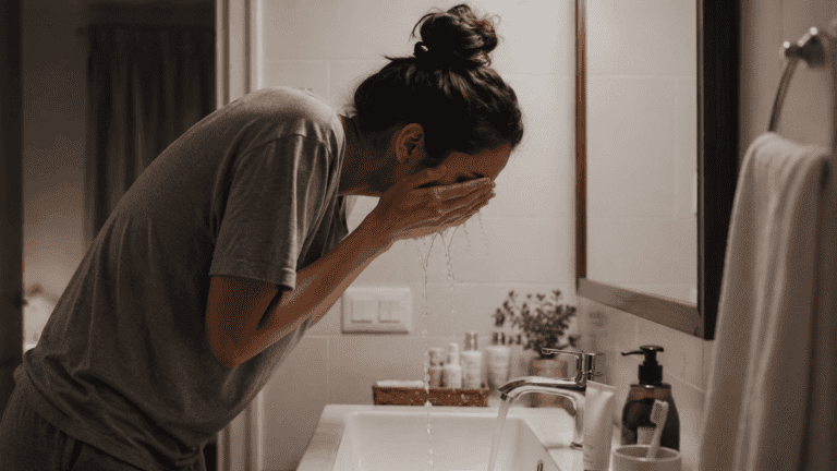 Una rutina de noche que cuida la piel sin convertir el baño en un laboratorio