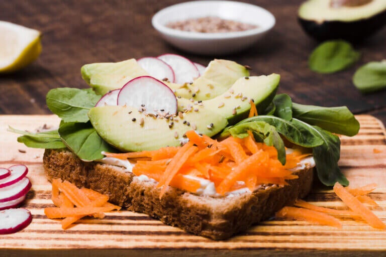 Sándwich vegetal casero: cómo usar textura y acidez sin sumar demasiados ingredientes