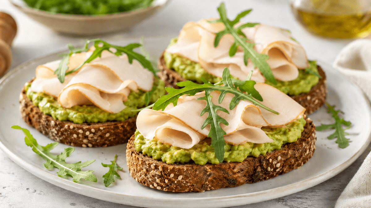 Tostas con aguacate y pavo