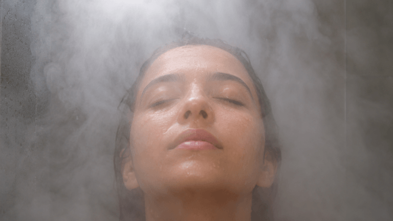 ¿Cara apagada al despertar? El vapor de la ducha puede ayudarte