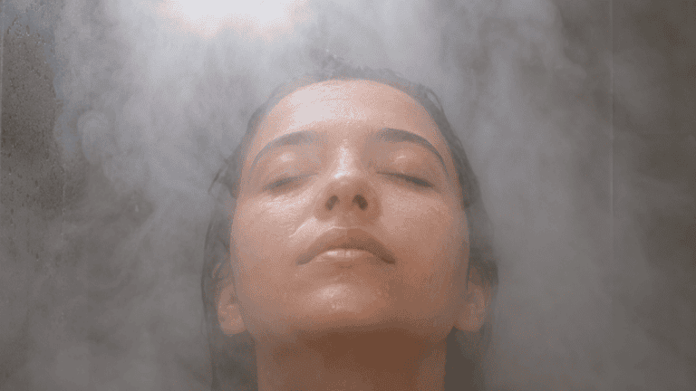 ¿Cara apagada al despertar? El vapor de la ducha puede ayudarte