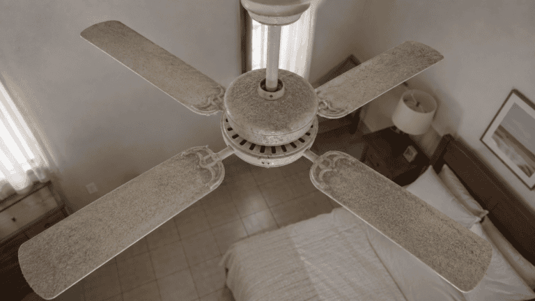 Ventilador de techo con polvo: cómo limpiarlo sin repartir suciedad por la habitación