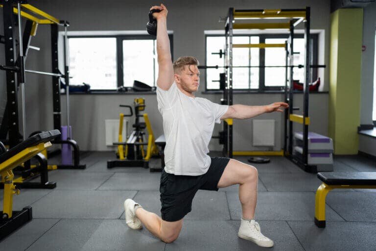 ¿Aburrido de planchas y crunches? 8 ejercicios de core poco repetidos que dan control y fuerza