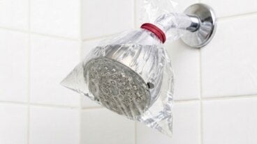 Cabezal de la ducha con cal: el truco de la bolsa para limpiar sin desmontarlo