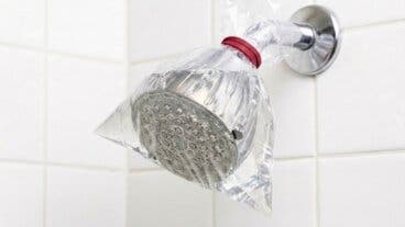 Cabezal de la ducha con cal: el truco de la bolsa para limpiar sin desmontarlo