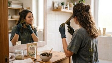 Coloración vegetal paso a paso: cómo elegir el producto y probar antes de teñirte