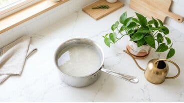 Agua de pasta para regar plantas: cuándo usarla y cuándo evitarla