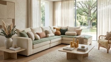4 formas de aplicar la tendencia pillows para cuidar el sofá y renovar el salón