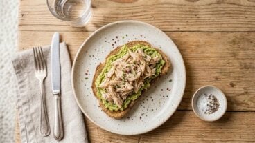 Cenar una tostada con aguacate sin quedar con hambre: 4 combinaciones sencillas