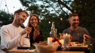 Cenas al aire libre: 6 claves para montar una mesa de verano bonita y cómoda