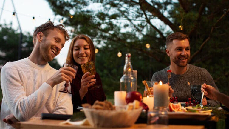 Cenas al aire libre: 6 claves para montar una mesa de verano bonita y cómoda