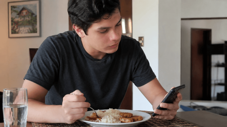 ¿Por qué comer mirando el móvil puede llevarte a elegir peor lo que comes?
