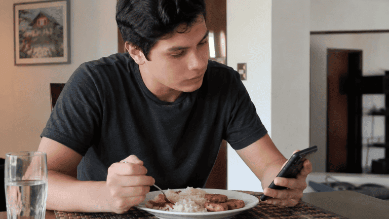 ¿Por qué comer mirando el móvil puede llevarte a elegir peor lo que comes?