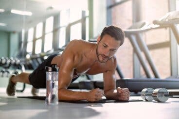 5 ejercicios isométricos para fortalecer los abdominales sin dañar la espalda
