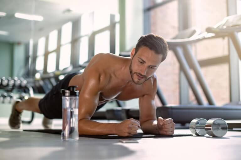 5 ejercicios isométricos para fortalecer los abdominales sin dañar la espalda