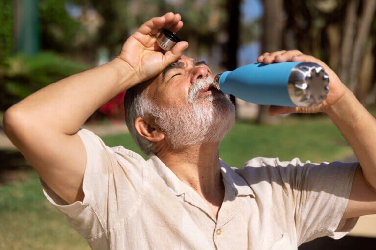 Golpe de calor en personas mayores: síntomas, prevención y qué hacer ante una emergencia