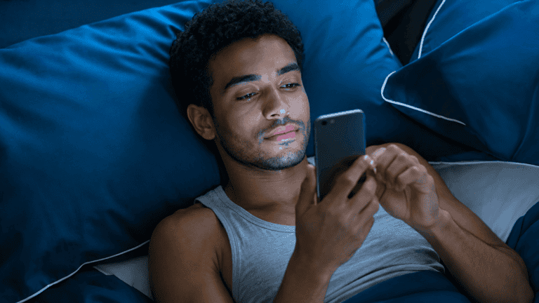 ¿Por qué te cuesta dejar el móvil antes de dormir? No siempre es falta de voluntad