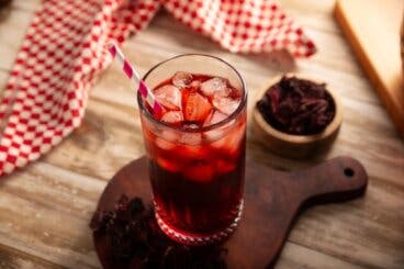 Infusión fría de hibisco: una bebida de verano con color, frescor y preparación fácil